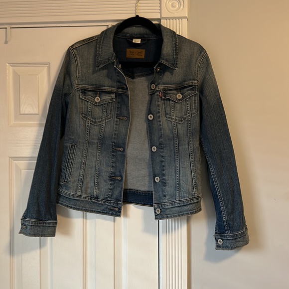 Ladies size small Levi’s jean jacket. - Picture 3 of 8